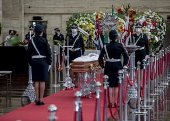 Após velório, corpo do prefeito Bruno Covas é levado em cortejo pelas ruas de SP